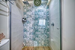 3BR Condo With Private Balcony - Pool - Marina`