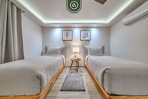 3BR Condo With Private Balcony - Pool - Marina
