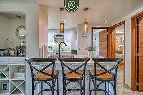 3BR Condo With Private Balcony - Pool - Marina`