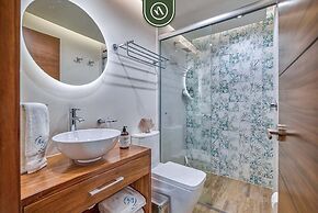 3BR Condo With Private Balcony - Pool - Marina`
