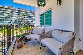 3BR Condo With Private Balcony - Pool - Marina`