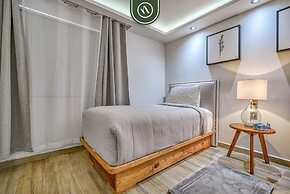 3BR Condo With Private Balcony - Pool - Marina`