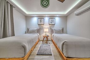 3BR Condo With Private Balcony - Pool - Marina`