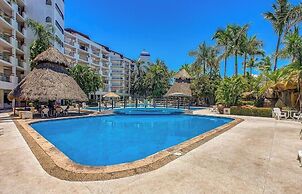 3BR Condo With Private Balcony - Pool - Marina`