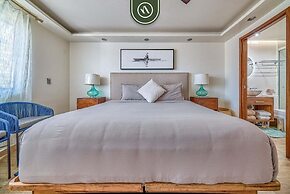 3BR Condo With Private Balcony - Pool - Marina`