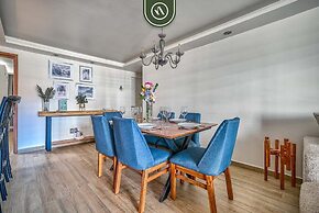 3BR Condo With Private Balcony - Pool - Marina`