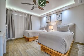 3BR Condo With Private Balcony - Pool - Marina`