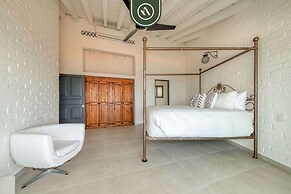 Oceanview 2 BR Unit- Steps Away From Beach - Pool
