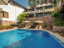 Oceanview 2 BR Unit- Steps Away From Beach - Pool