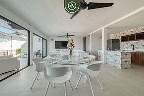 Oceanview 2 BR Unit- Steps Away From Beach - Pool