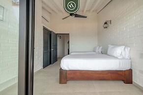 Oceanview 2 BR Unit- Steps Away From Beach - Pool