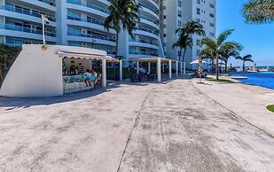 Oceanfron 4 BR Condo - Beach - Wyndham Pool