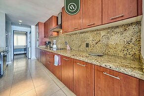 Oceanfron 4 BR Condo - Beach - Wyndham Pool