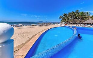Oceanfron 4 BR Condo - Beach - Wyndham Pool