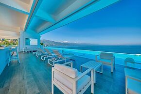 Luxurious 2BR Condo - Amazing Ocean View - Pool