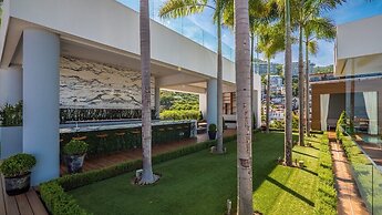 Stylish King-bed Unit - Pool - Ocean View - Gym