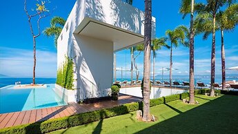 Stylish King-bed Unit - Pool - Ocean View - Gym
