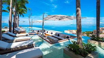Stylish King-bed Unit - Pool - Ocean View - Gym