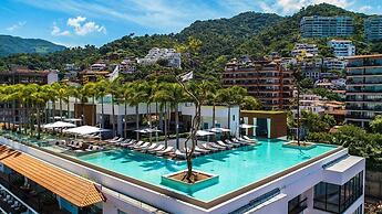 Stylish King-bed Unit - Pool - Ocean View - Gym
