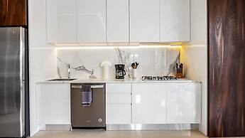 Stylish King-bed Unit - Pool - Ocean View - Gym
