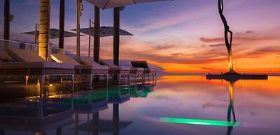 Stylish King-bed Unit - Pool - Ocean View - Gym
