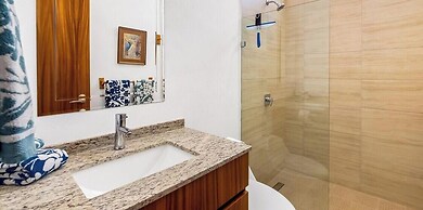 Stylish King-bed Unit - Pool - Ocean View - Gym
