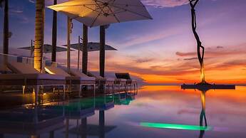 Stylish King-bed Unit - Pool - Ocean View - Gym