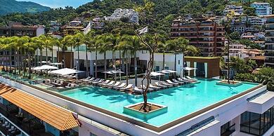 Stylish King-bed Unit - Pool - Ocean View - Gym