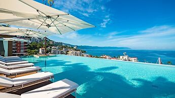Stylish King-bed Unit - Pool - Ocean View - Gym