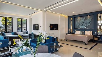 Stylish King-bed Unit - Pool - Ocean View - Gym