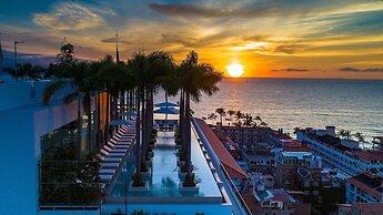 Stylish King-bed Unit - Pool - Ocean View - Gym