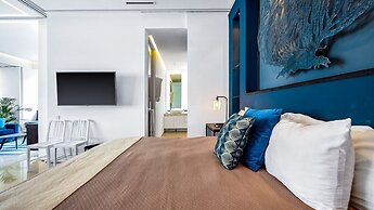 Stylish King-bed Unit - Pool - Ocean View - Gym