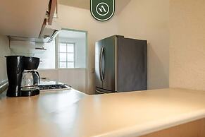 2BR Condo in Acapulco With Private Patio - Pool