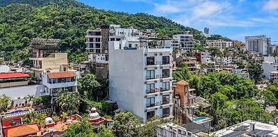New 1 BR Condo - Rooftop Pool - Romantic Zone