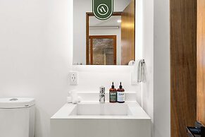 New 1 BR Condo - Rooftop Pool - Romantic Zone