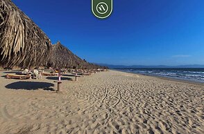 Cozy Beachfront Studio - Beach Club - Pools