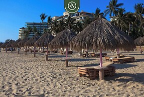 Cozy Beachfront Studio - Beach Club - Pools