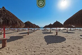 Cozy Beachfront Studio - Beach Club - Pools