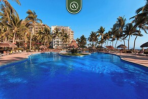Cozy Beachfront Studio - Beach Club - Pools