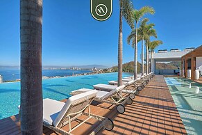 Two Story 2 BR Penthouse - Pool - Ocean View