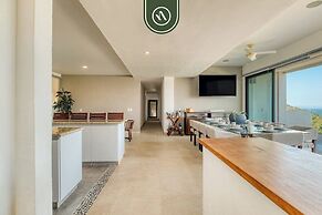 Luxury 4 BR Condo - Amazing Bay View - Pool