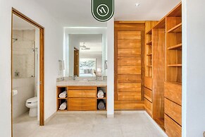 Luxury 4 BR Condo - Amazing Bay View - Pool