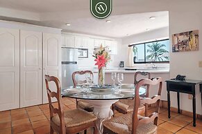 Amazing 2 BR Condo Overlooking the Pool - Romantic Zone