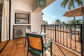 Amazing 2 BR Condo Overlooking the Pool - Romantic Zone