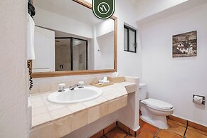 Amazing 2 BR Condo Overlooking the Pool - Romantic Zone