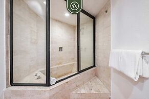 Amazing 2 BR Condo Overlooking the Pool - Romantic Zone