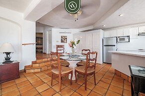Amazing 2 BR Condo Overlooking the Pool - Romantic Zone