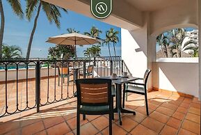 Amazing 2 BR Condo Overlooking the Pool - Romantic Zone