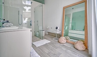 Luxury 1BR APT - Beach View - Jacuzzi - King Bed