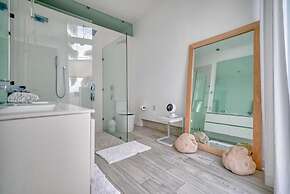 Luxury 1BR APT - Beach View - Jacuzzi - King Bed